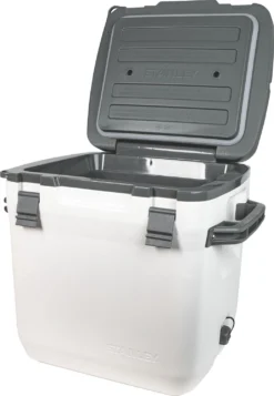 Koelbox Stanley The Cold For Days Outdoor Cooler Polar 28,3L -Kampeeruitrusting Winkel 2 Large JPG Adventure20Cold20For20Days20Outdoor20Cooler2030QT20Polar 3