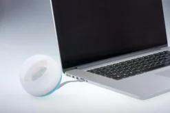 Reislamp Rubytec Bulb USB Red -Kampeeruitrusting Winkel 3 Bulb In Macbook 2