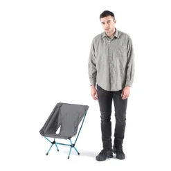 Campingstoel Helinox Chair Zero Grey -Kampeeruitrusting Winkel 4 chairzeroblackmale185cmmodelcut2 1200px2000x 1