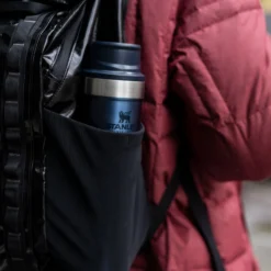 Thermosbeker Stanley The Trigger Action Travel Mug Wine 0,35L -Kampeeruitrusting Winkel Stanley20 20The20Trigger Action20Travel20Mug20 20Lifestyle20Images20 206