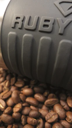 Reisbeker Rubytec Shira Travel Mug Silver 0,5L 9 Reisbeker Rubytec Shira Travel Mug Silver 0,5L -Kampeeruitrusting Winkel Travel Mug Silver Coffeebeans Closeup 1